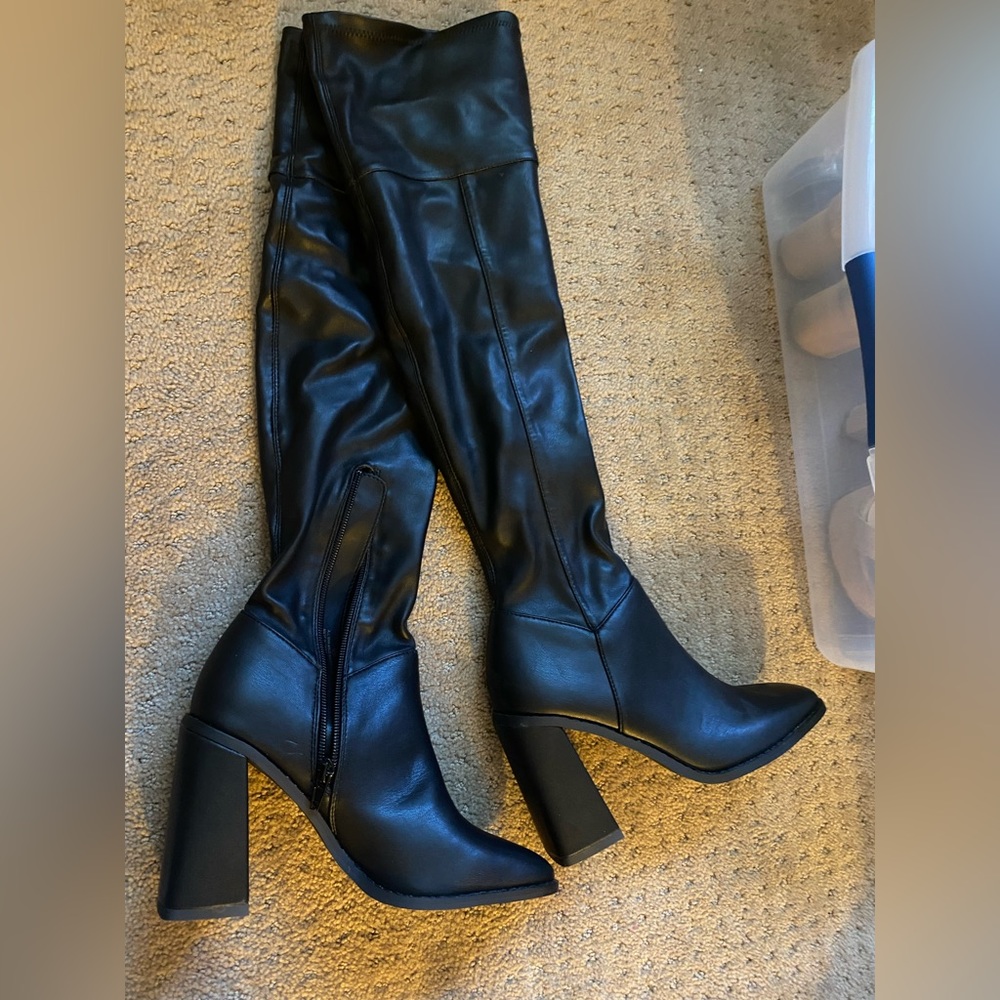 Square heel black boot